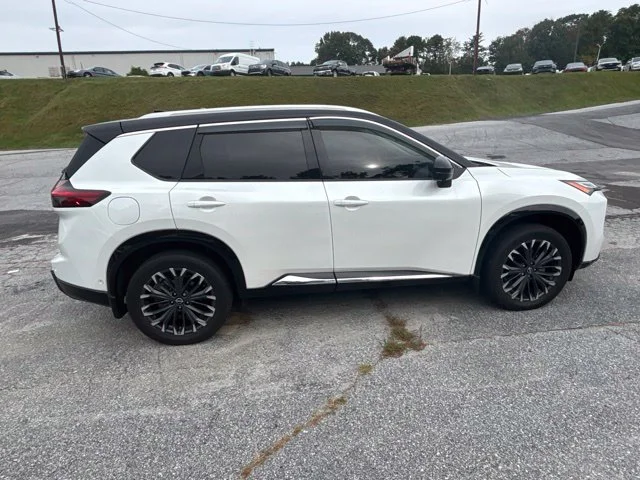 Used 2024 White Nissan Platinum image 9