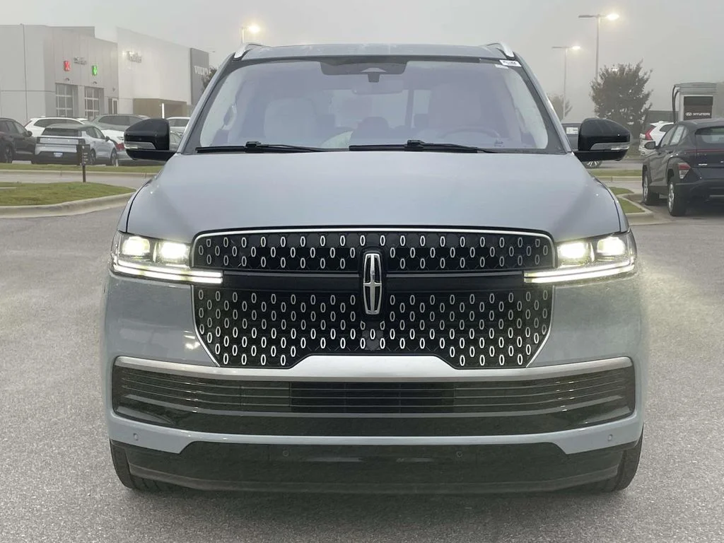 Used 2025 Gray Mist Metallic Tri-Coat Lincoln Reserve image 26
