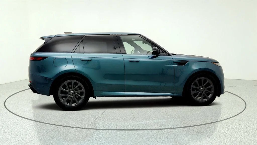 Used 2024 Giola Green Metallic Land Rover P400 Dynamic SE w/ Meridian Audio & Black Exterior Pack image 4