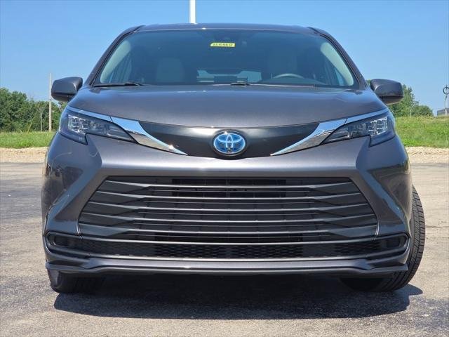 Certified Used 2025 MAGNETIC GRAY MET. Toyota  image 3