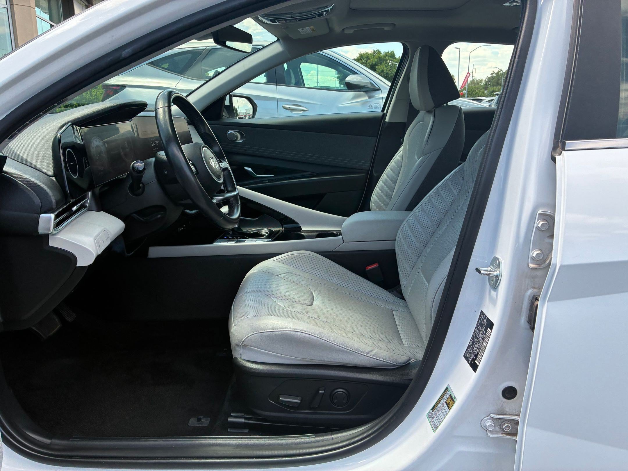 2024 Hyundai Elantra Limited - Photo 16