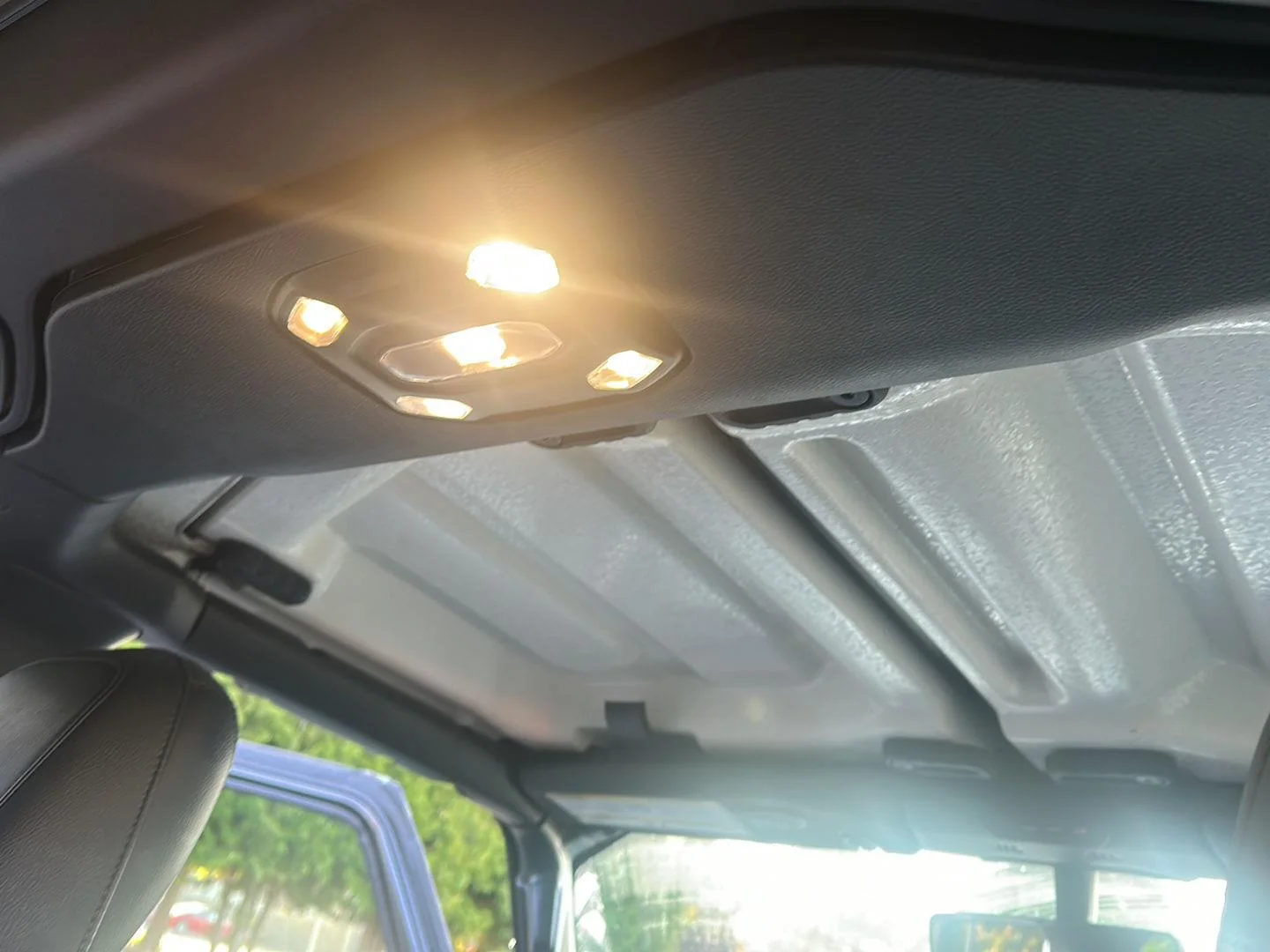 Used 2022 Granite Crystal Metallic Clearcoat Jeep Unlimited Sahara image 16