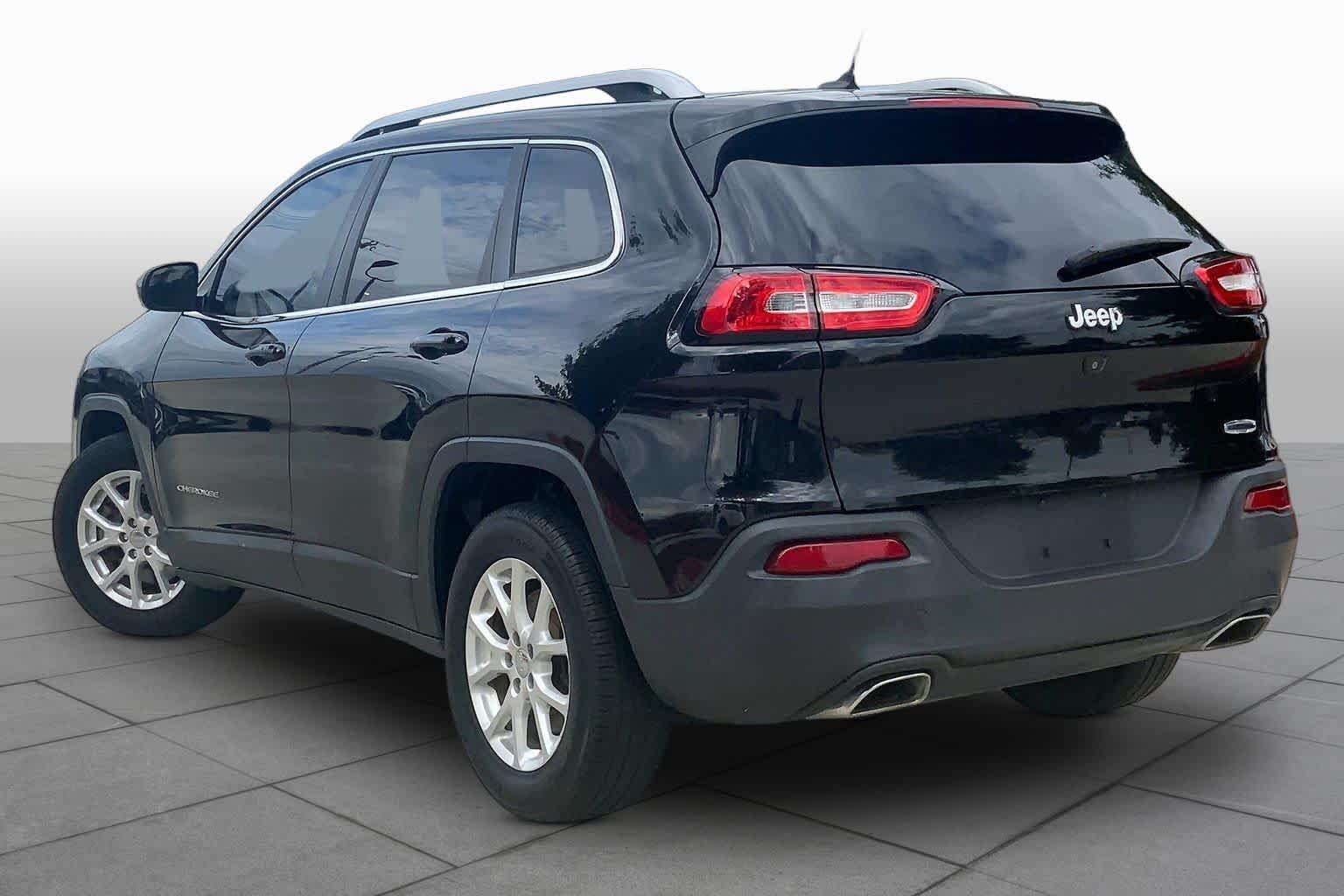 Used 2015 Brilliant Black Crystal Pearlcoat Jeep Latitude image 12
