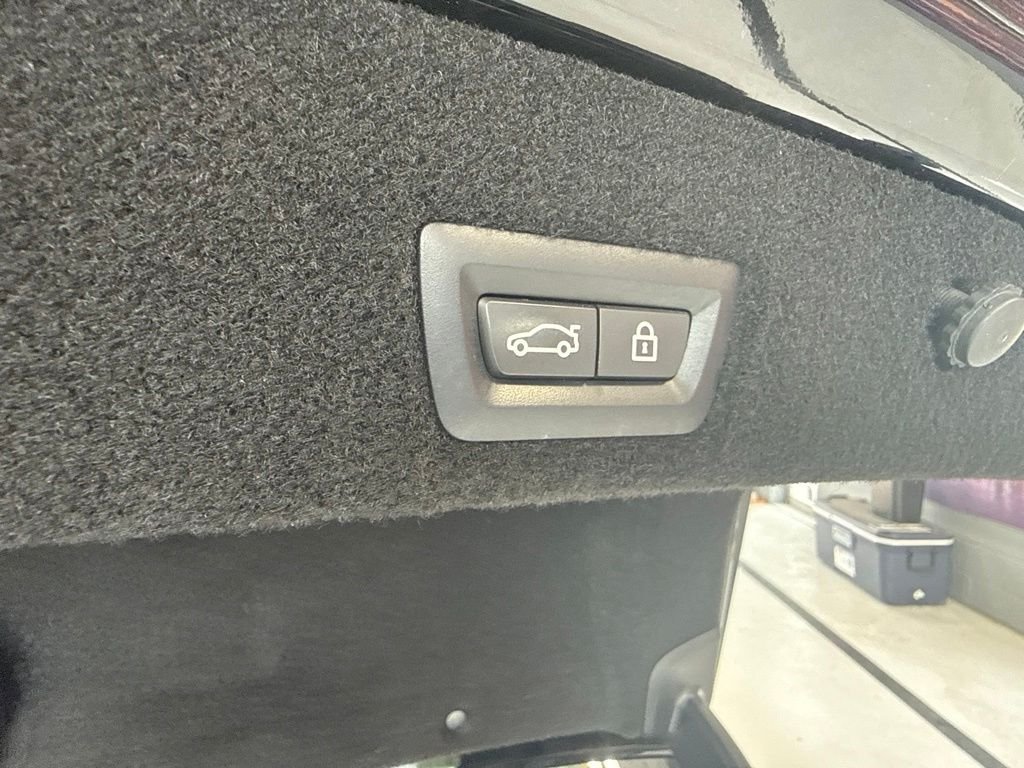 Used 2022 Black BMW 750i xDrive image 11