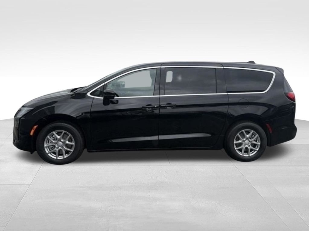 New 2027 Diamond Black Crystal Pearl-Coat Exterior Paint Chrysler Select image 8