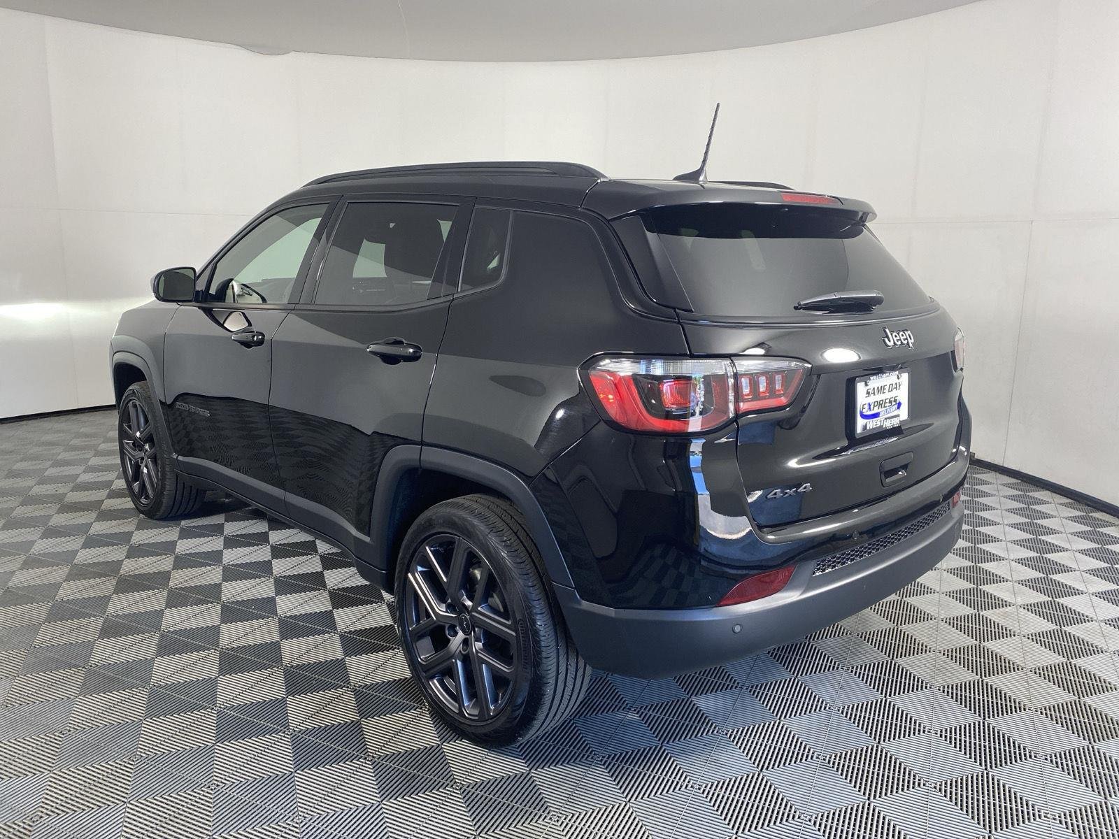 Used 2026 Diamond Black Crystal Pearlcoa Jeep Limited image 5