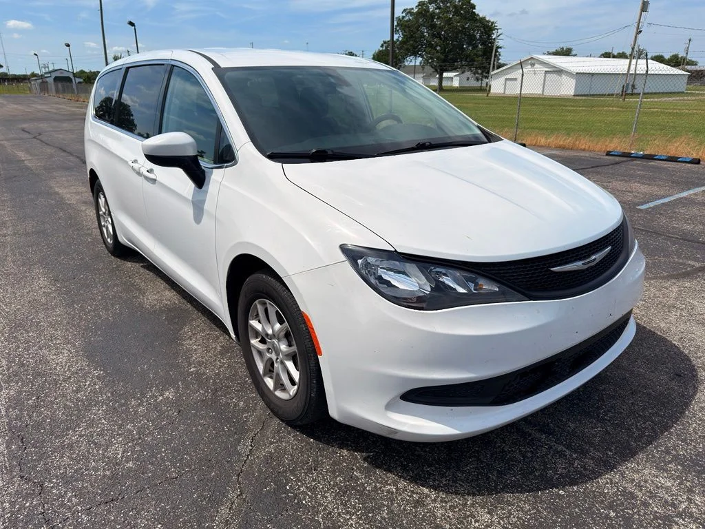 Used 2022 White Chrysler LX image 4