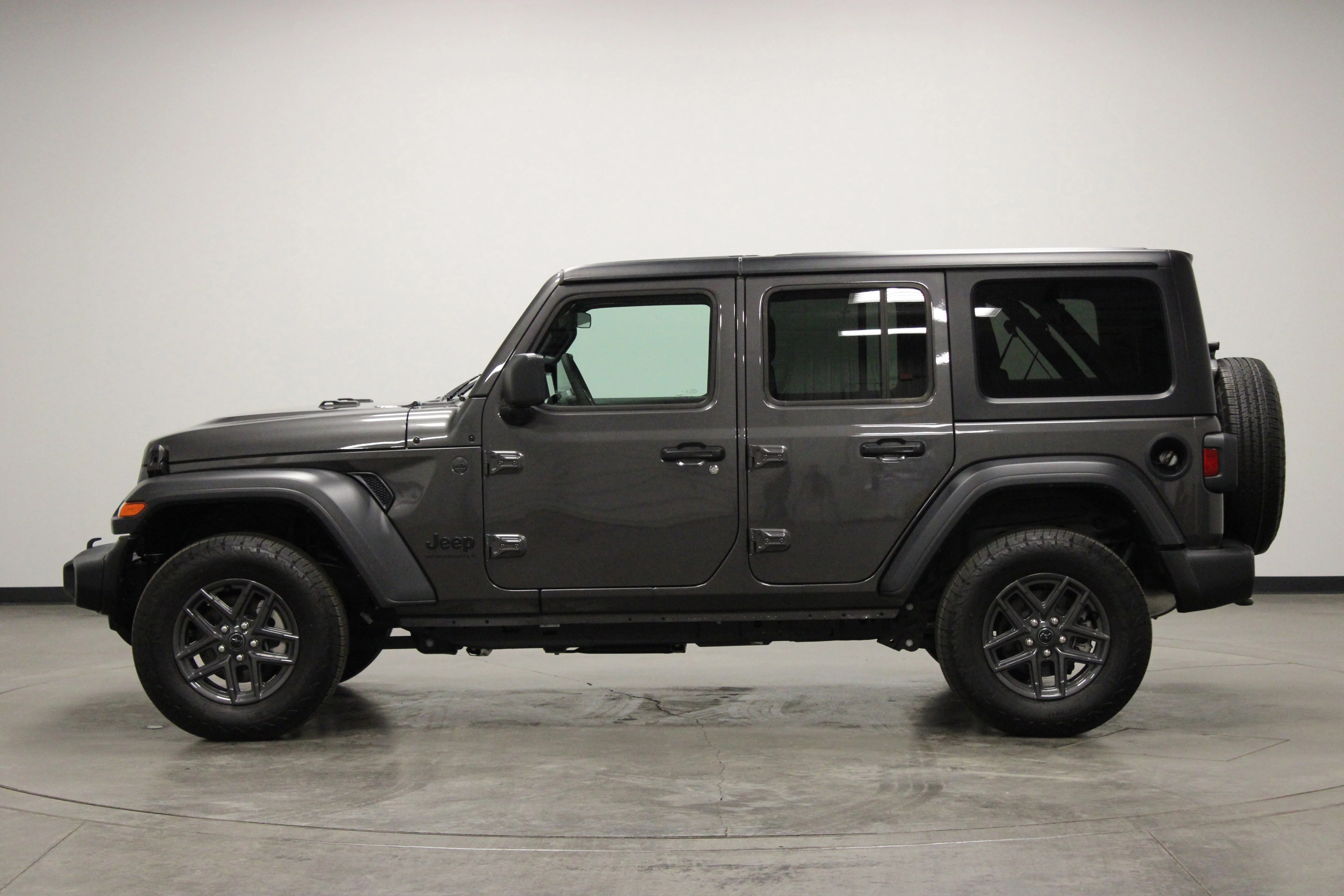 Used 2025 Granite Crystal Metallic Clearcoat Jeep Sport S image 5