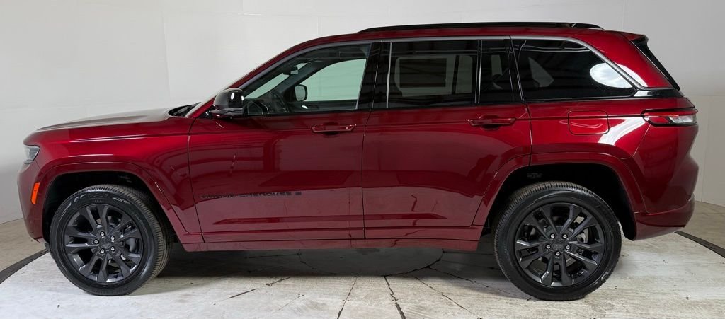 New 2026 Velvet Red Pearl-Coat Exterior Paint Jeep Limited Reserve image 4