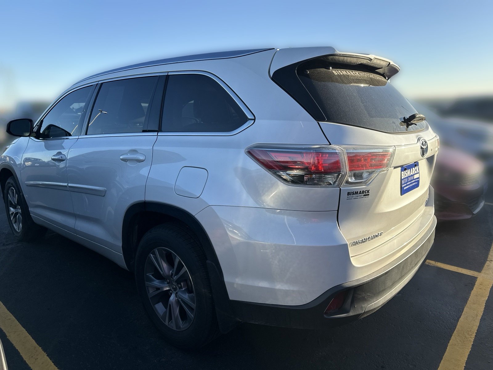 Used 2015 White Toyota XLE V6 image 4