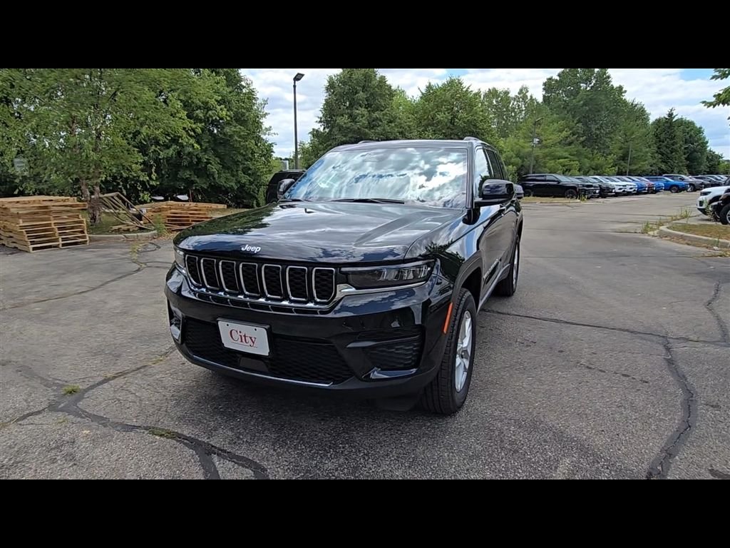New 2026 Diamond Black Crystal Pearl-Coat Exterior Paint Jeep Laredo X image 3