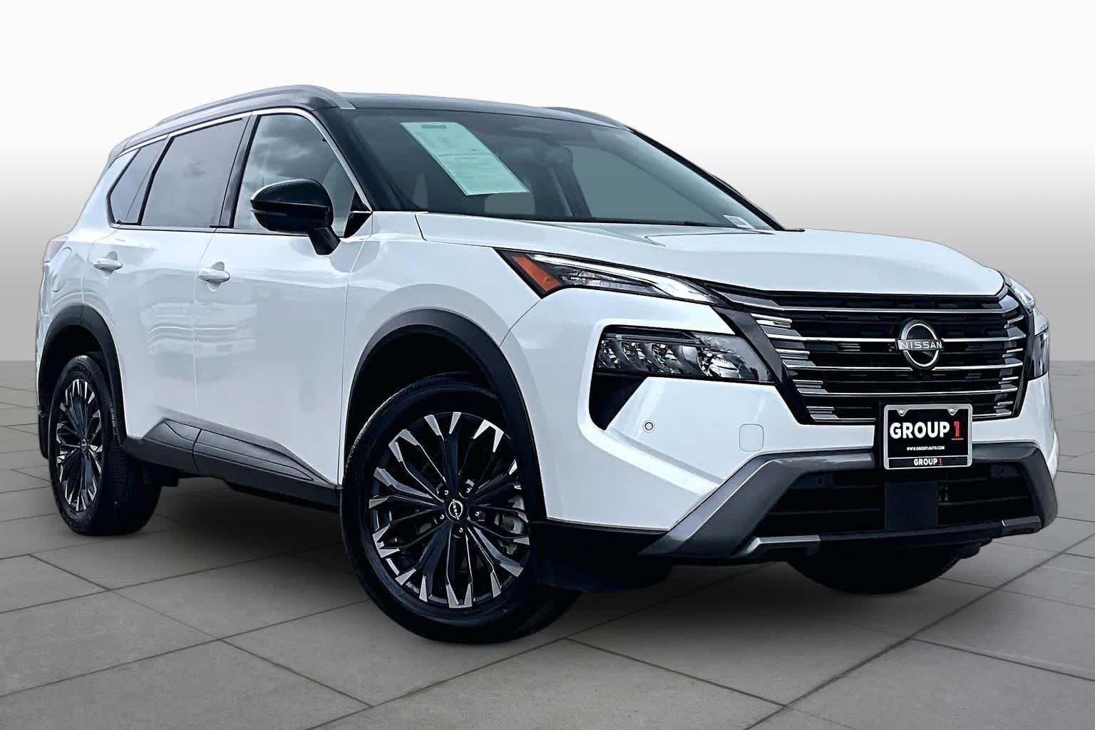 Certified Used 2025 Everest White Pearl/Super Black Nissan SL image 3