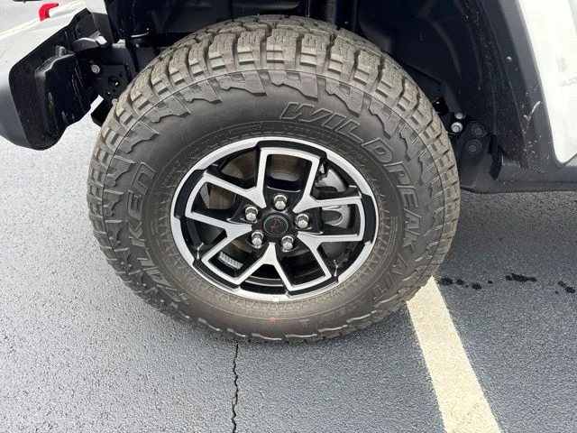 New 2026 Bright White Clear-Coat Exterior Paint Jeep Rubicon image 15