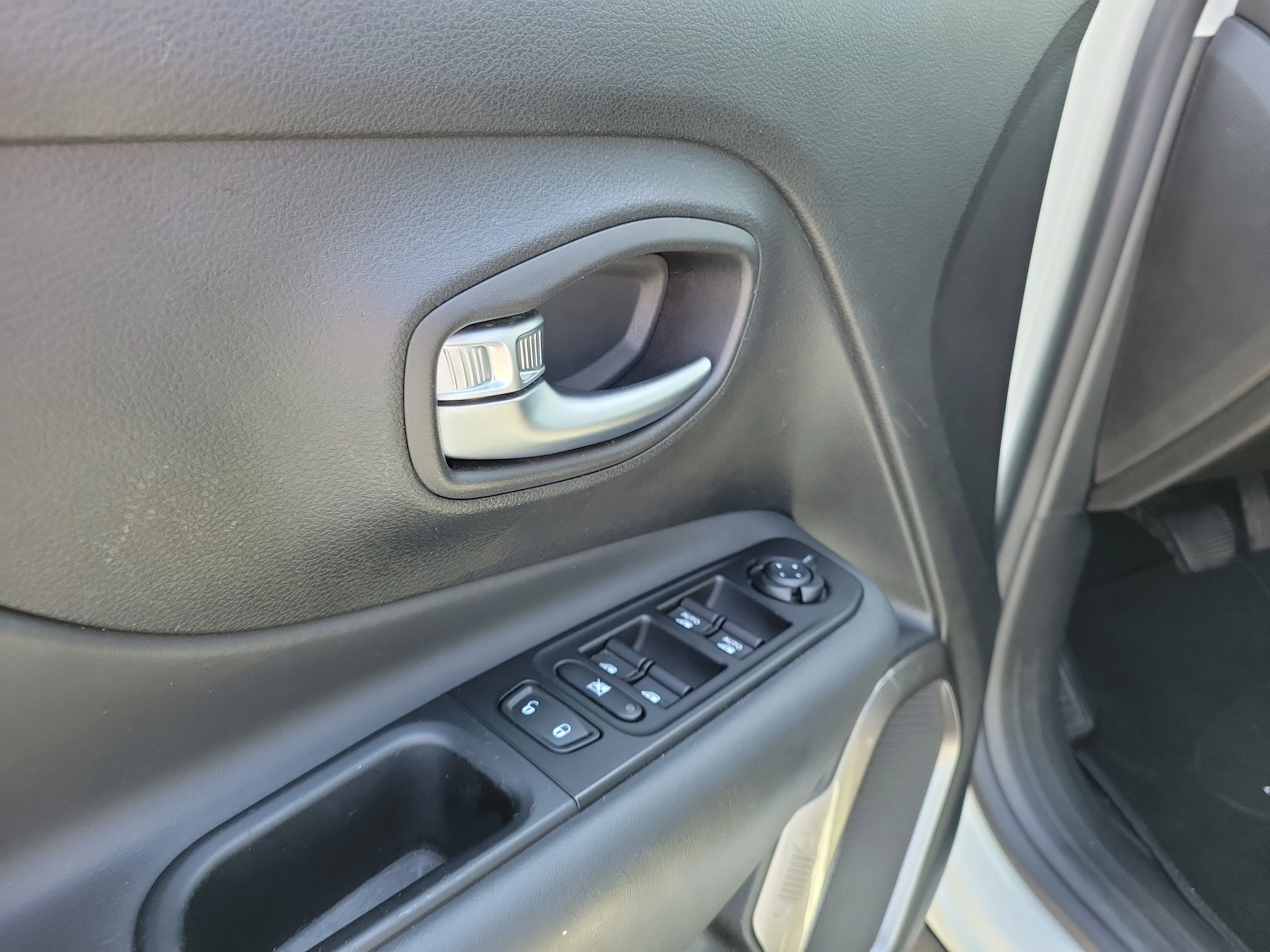 Used 2021 Alpine White Clear Coat Jeep Limited image 18
