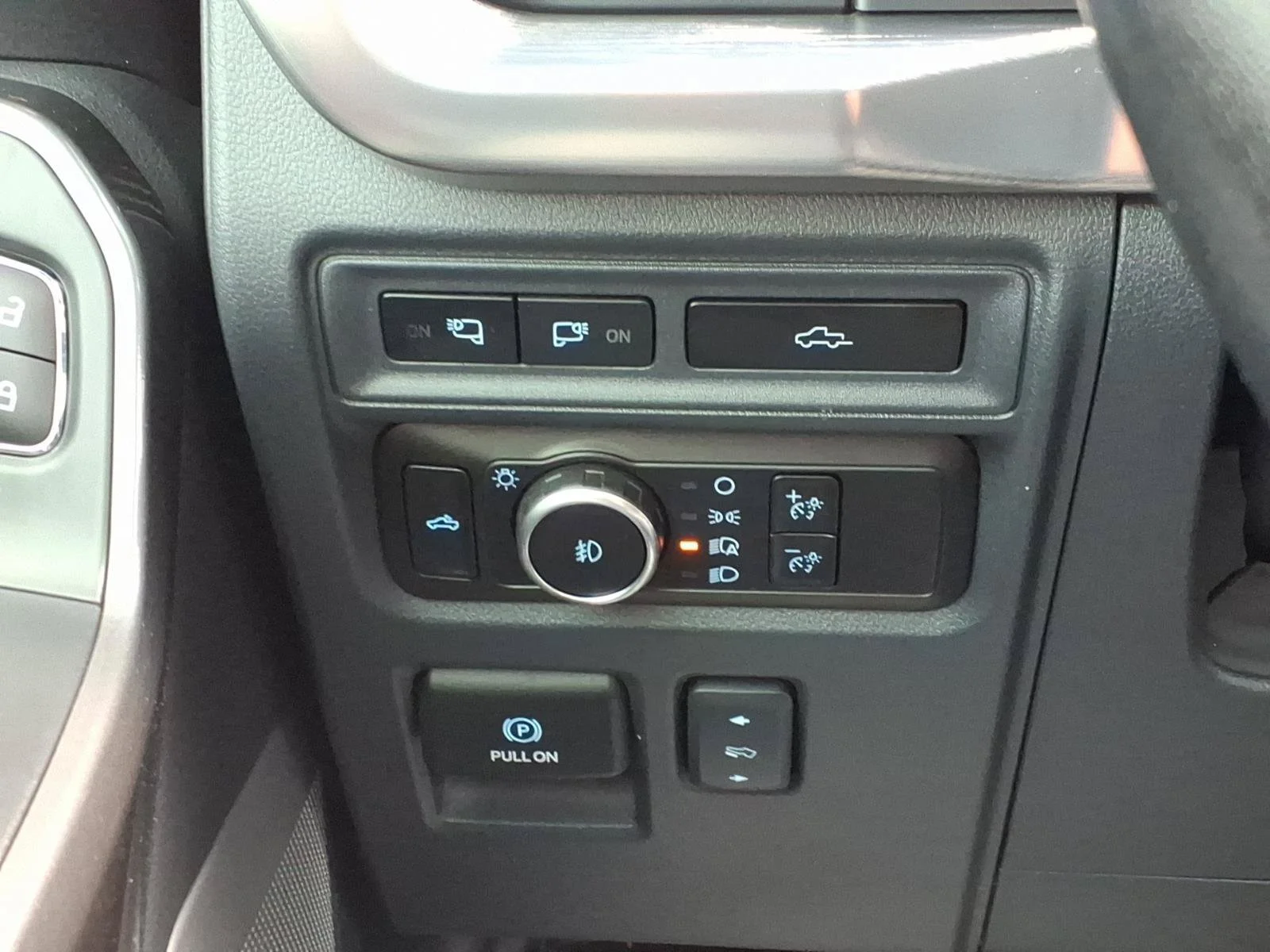 Used 2023 White Metallic Ford LARIAT image 30
