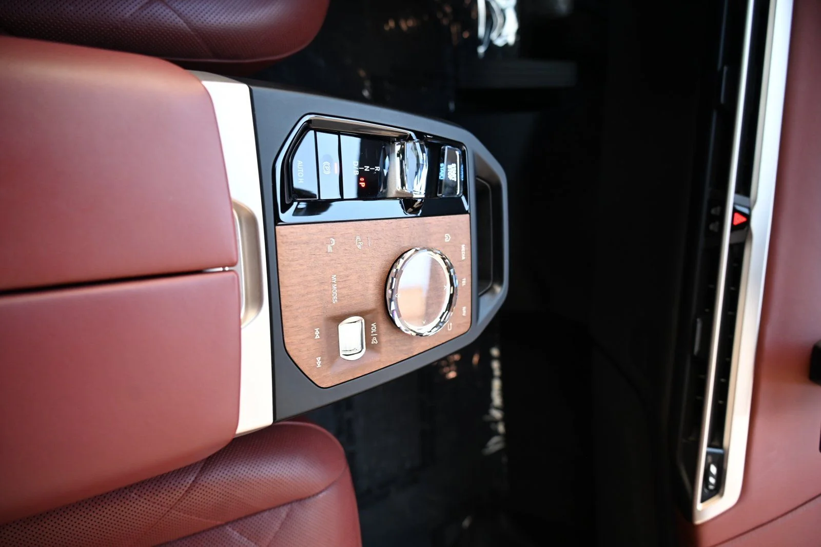 Used 2024 Dark Graphite BMW xDrive50 image 9