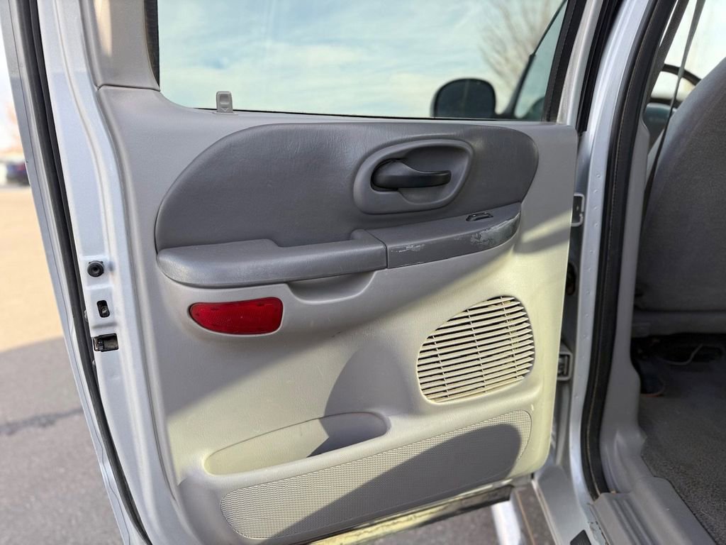 Used 2002  Ford XLT image 30