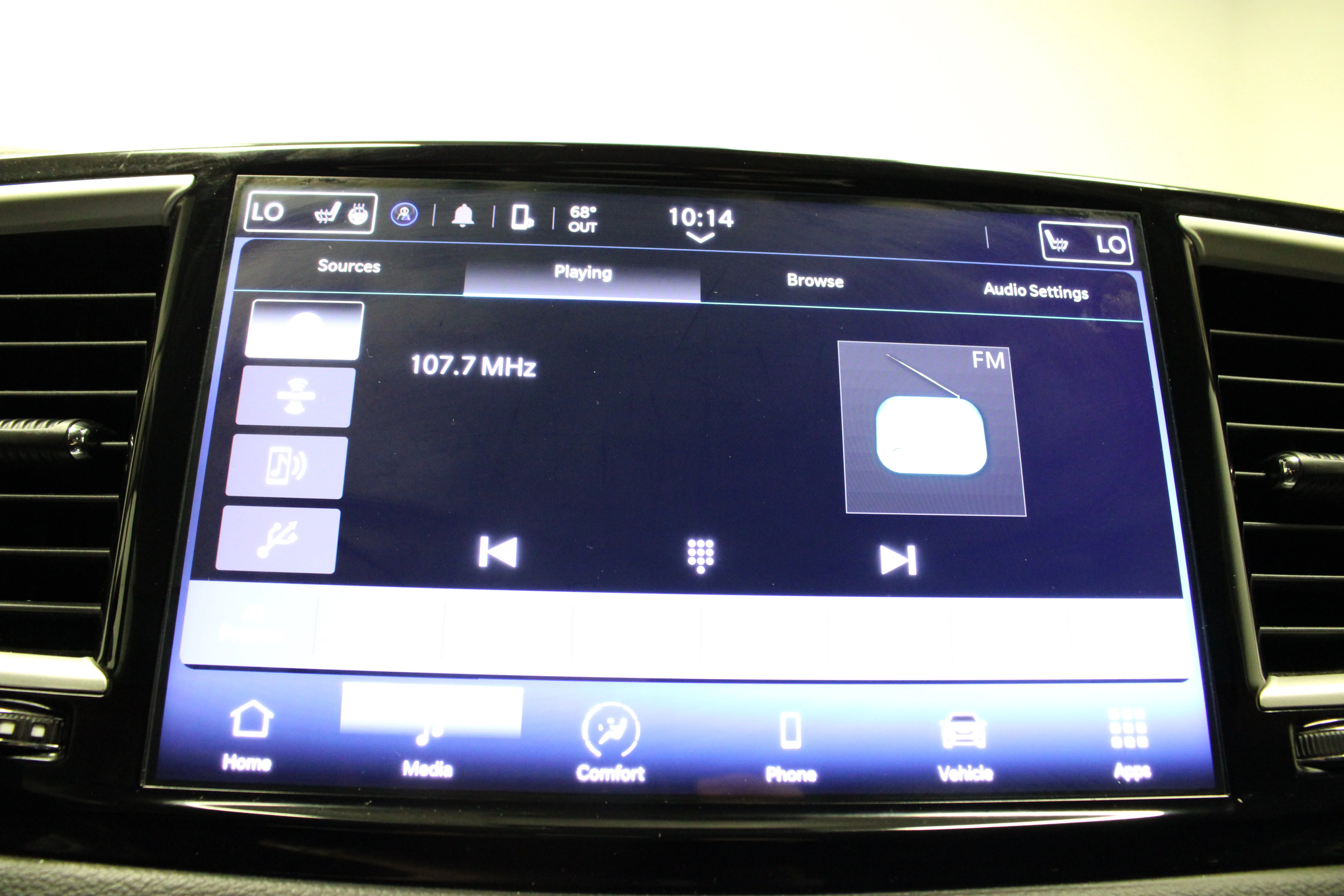Used 2024 Diamond Black Crystal Pearlcoat Chrysler Touring L image 25