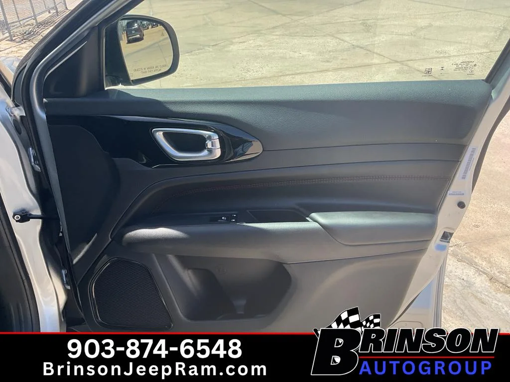 Used 2025 Silver Zynith Metallic Clearcoat Jeep Trailhawk image 21