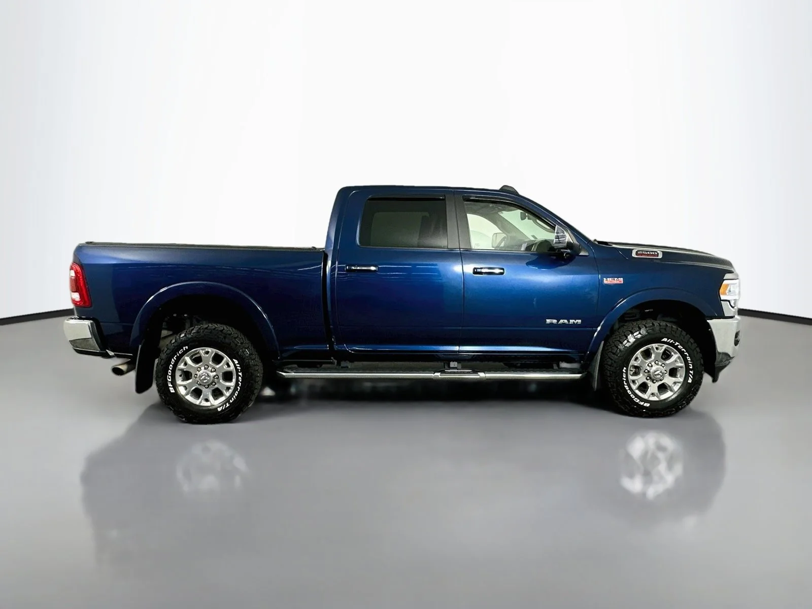 Used 2022 Patriot Blue Pearlcoat Ram Laramie image 8