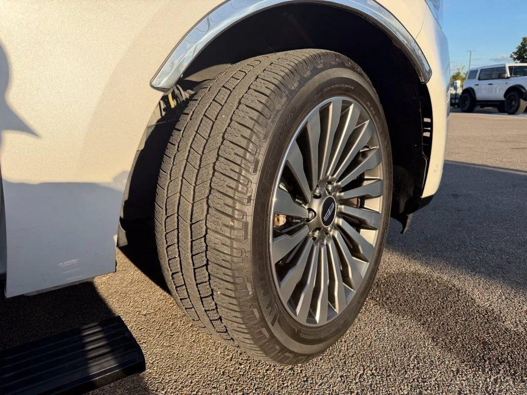 Used 2019 White Lincoln Reserve image 7