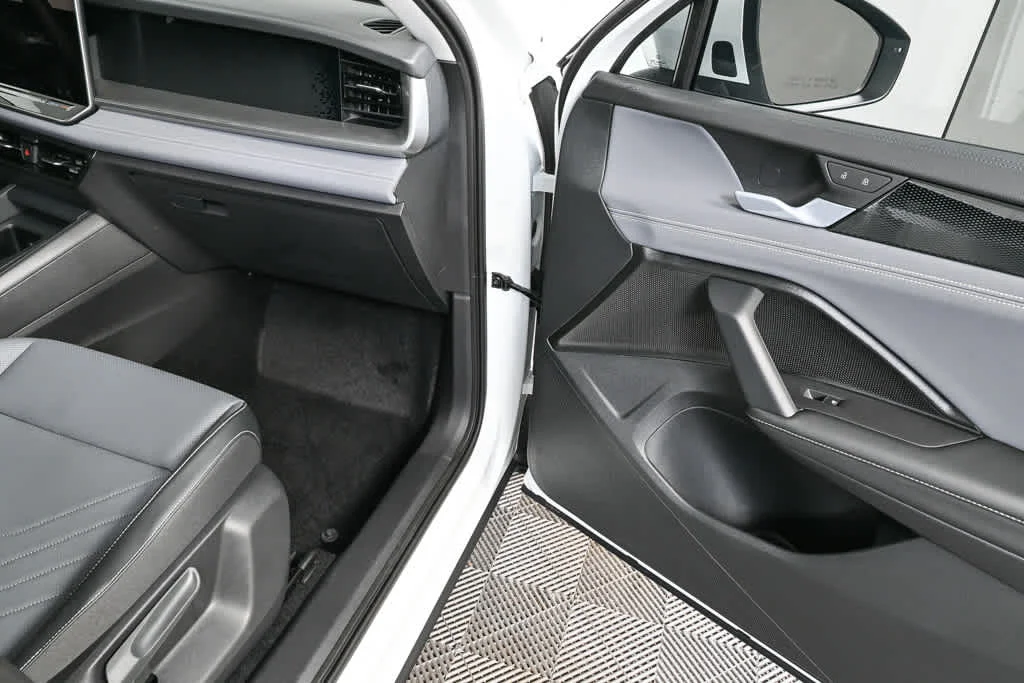 New 2026 Pure White Volkswagen SE image 21