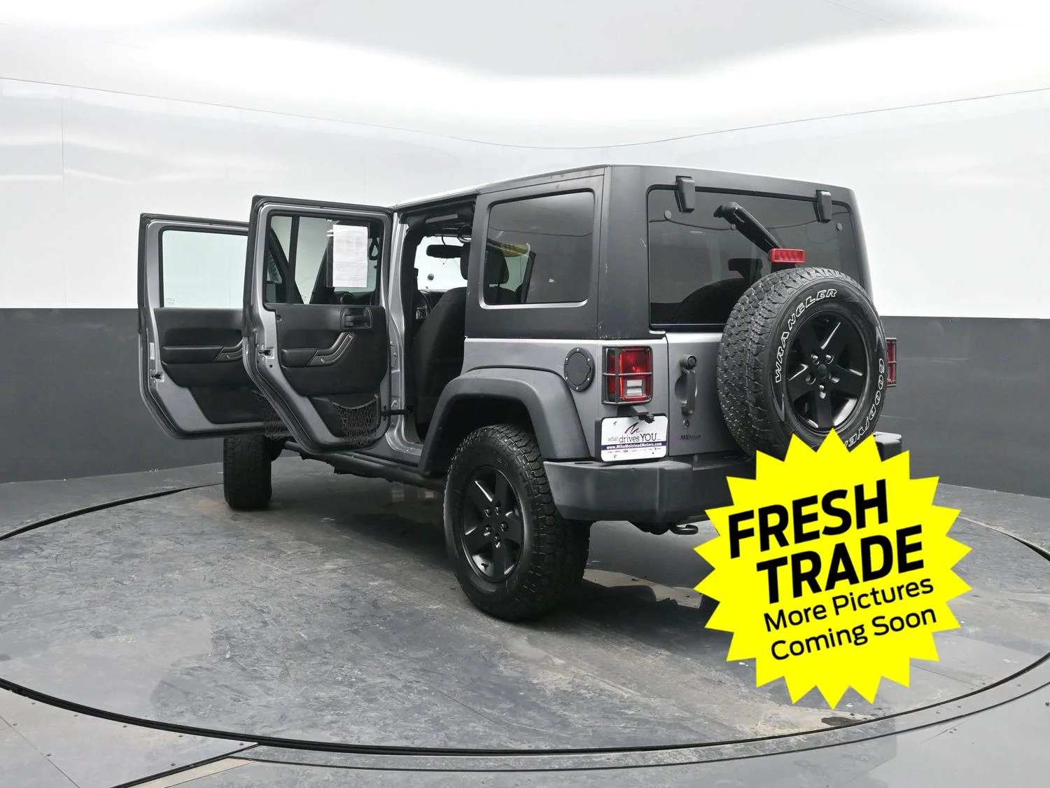 Used 2016 Billet Silver Metallic Clearcoat Jeep Black Bear image 40
