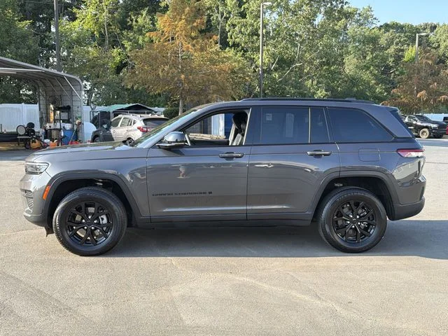 Used 2024 Gray Jeep Altitude image 10