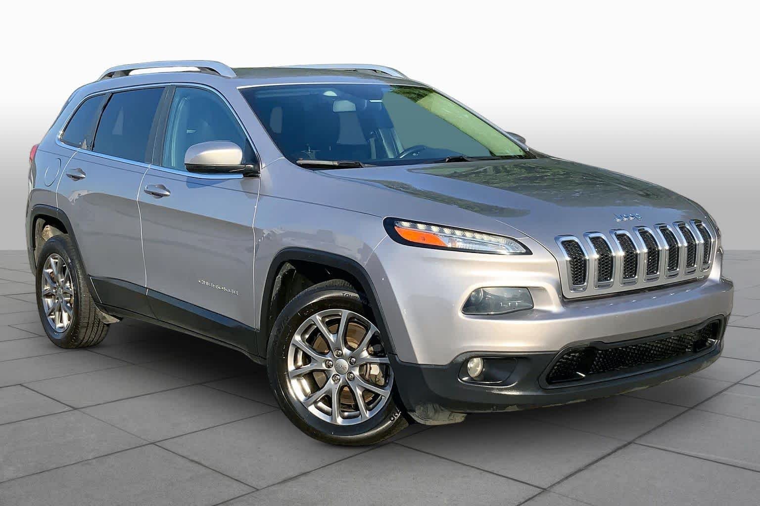 Used 2018 Billet Silver Metallic Clearcoat Jeep Latitude Plus image 3