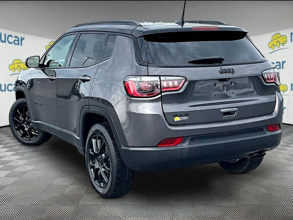 Used 2022 Gray Jeep Latitude image 4
