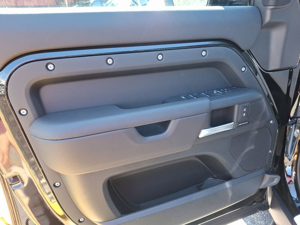 2025 Land Rover Defender S - Photo 11