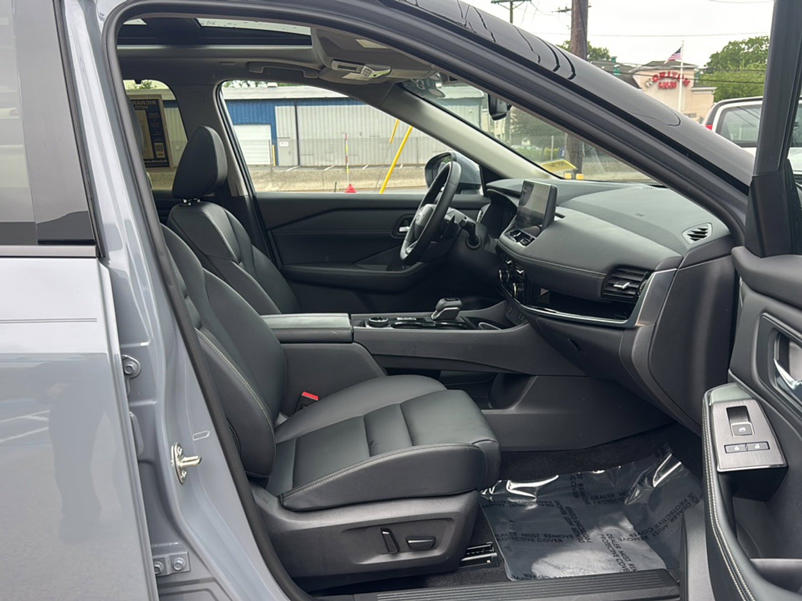 2025 Nissan Rogue SL - Photo 14
