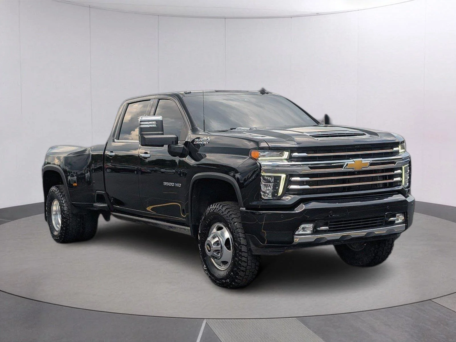 Used 2022 Mosaic Black Metallic Chevrolet High Country image 9