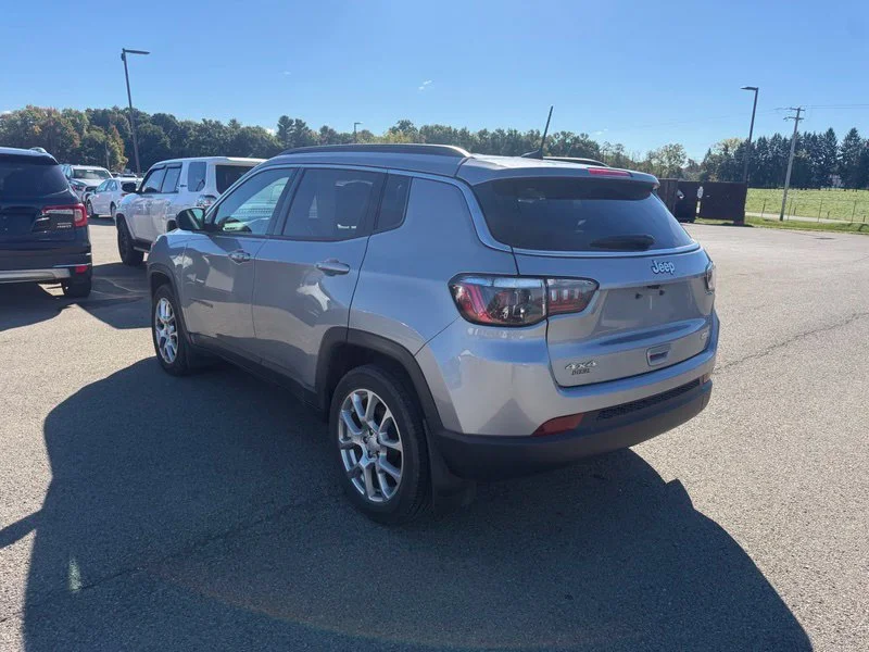 Used 2023 Silver Jeep Latitude Lux image 17