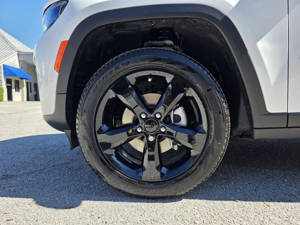 New 2026 Bright White Clear-Coat Exterior Paint Jeep Limited image 33
