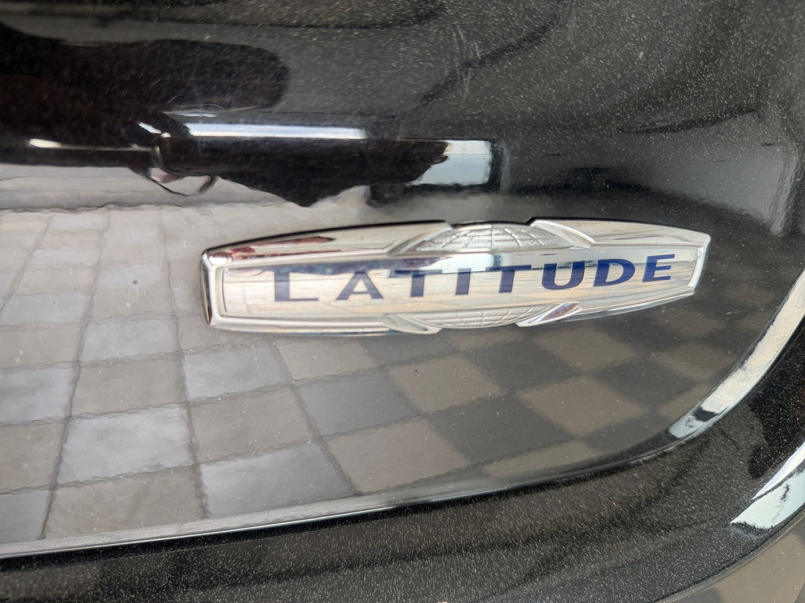 Used 2019 Diamond Black Crystal Pearlcoat Jeep Latitude image 40