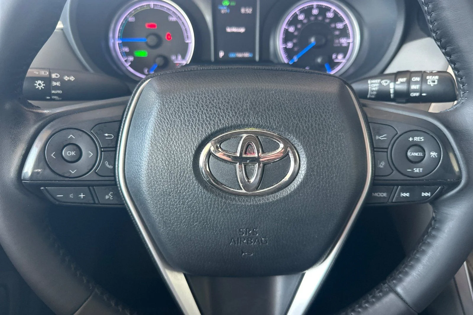 Used 2022 White Toyota LE image 28