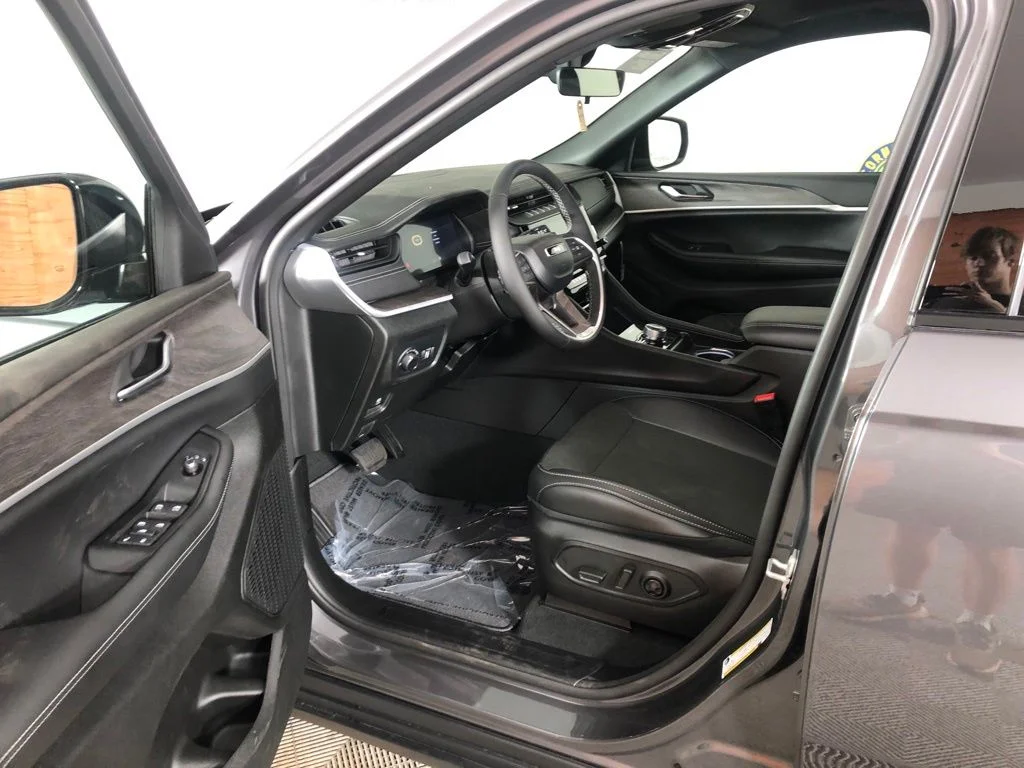 New 2026 Baltic Gray Metallic Clear-Coat Exterior Paint Jeep Laredo image 11