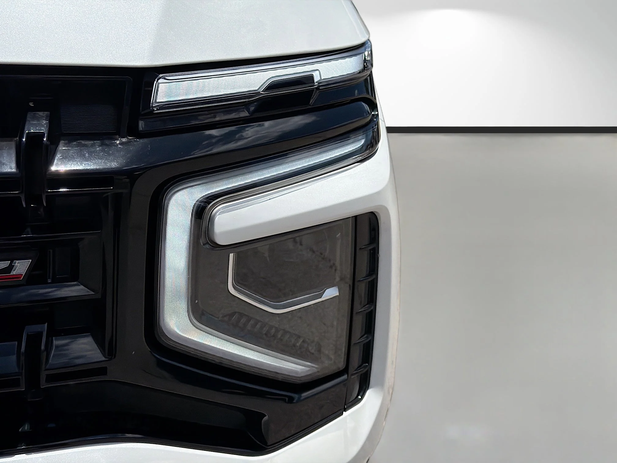 Used 2025 Iridescent Pearl Tricoat Chevrolet Z71 image 9