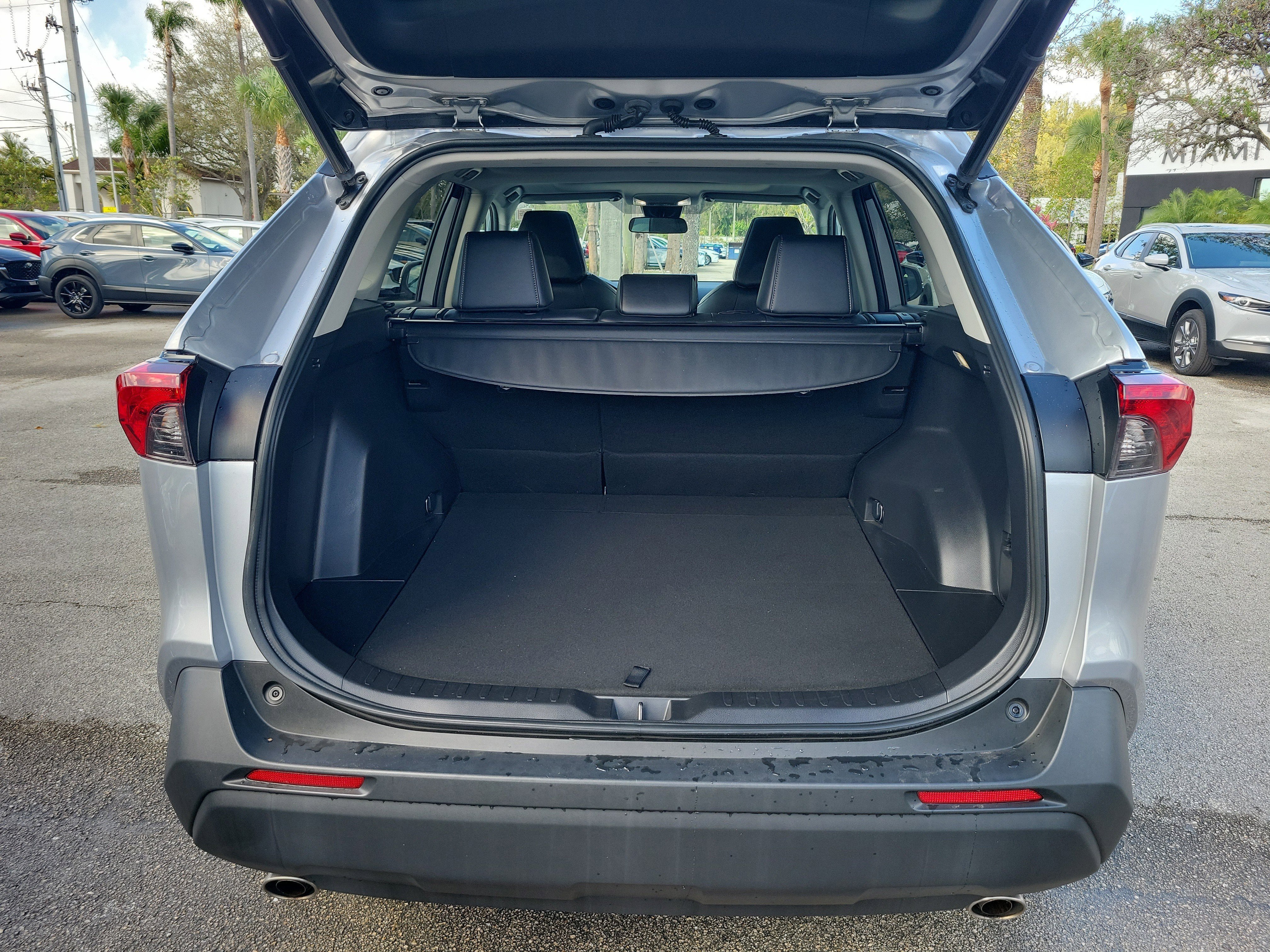 Used 2022 Silver Toyota XLE Premium image 5