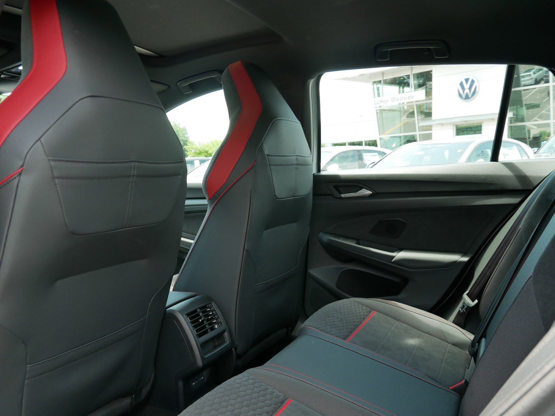 2025 Volkswagen Golf GTI SE - Photo 8