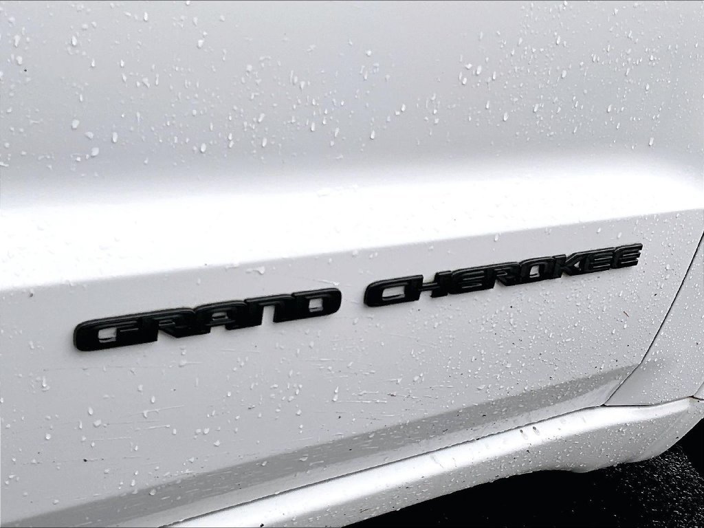 Used 2017 Bright White Clearcoat Jeep Altitude image 29