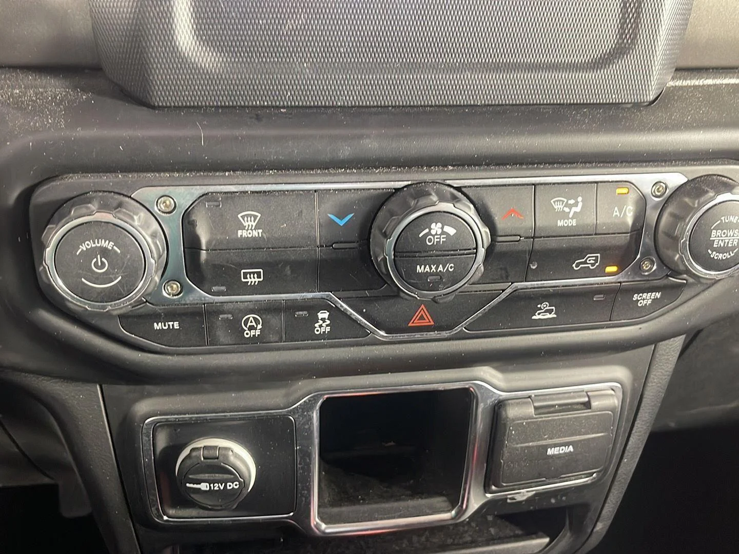 Used 2022 Silver Zynith Clearcoat Jeep Unlimited Sport image 17