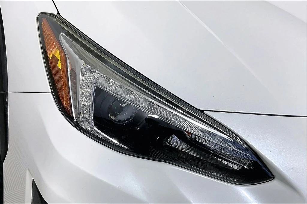 Used 2018 White Subaru 2.0i Limited image 26