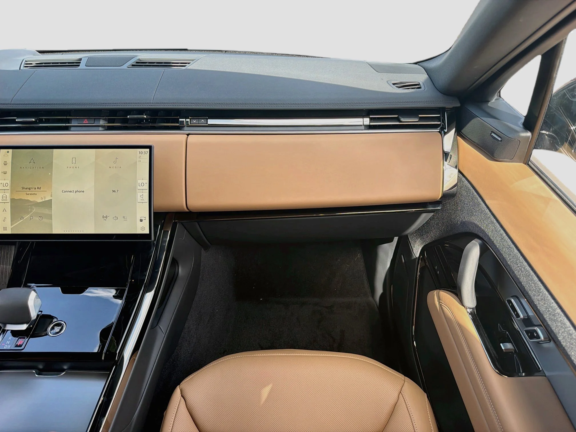 New 2026 Carpathian Grey Land Rover SE image 19