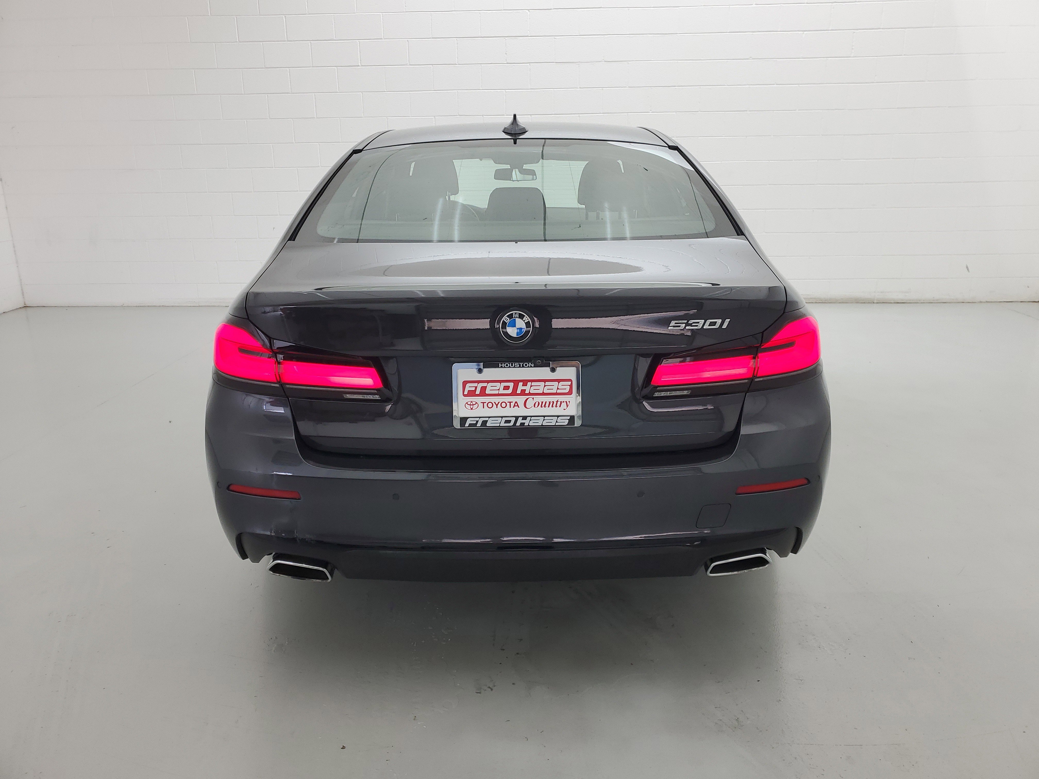 Used 2023 Dark Graphite Metallic BMW 530i image 6