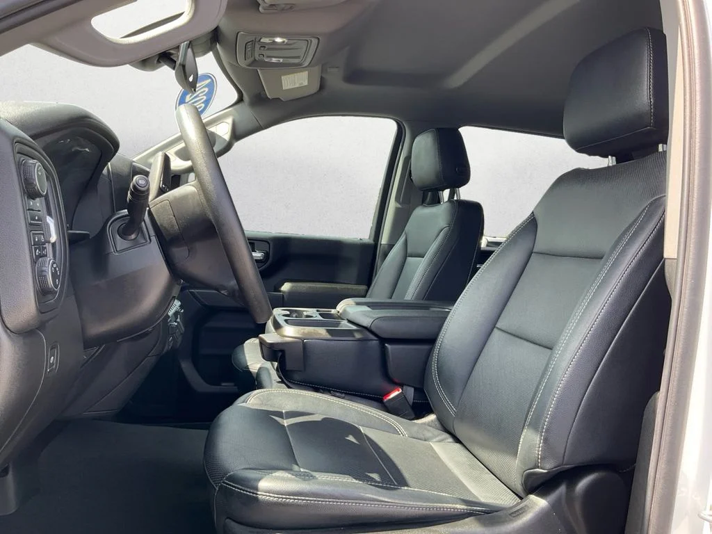 Used 2024 White Chevrolet Custom image 23