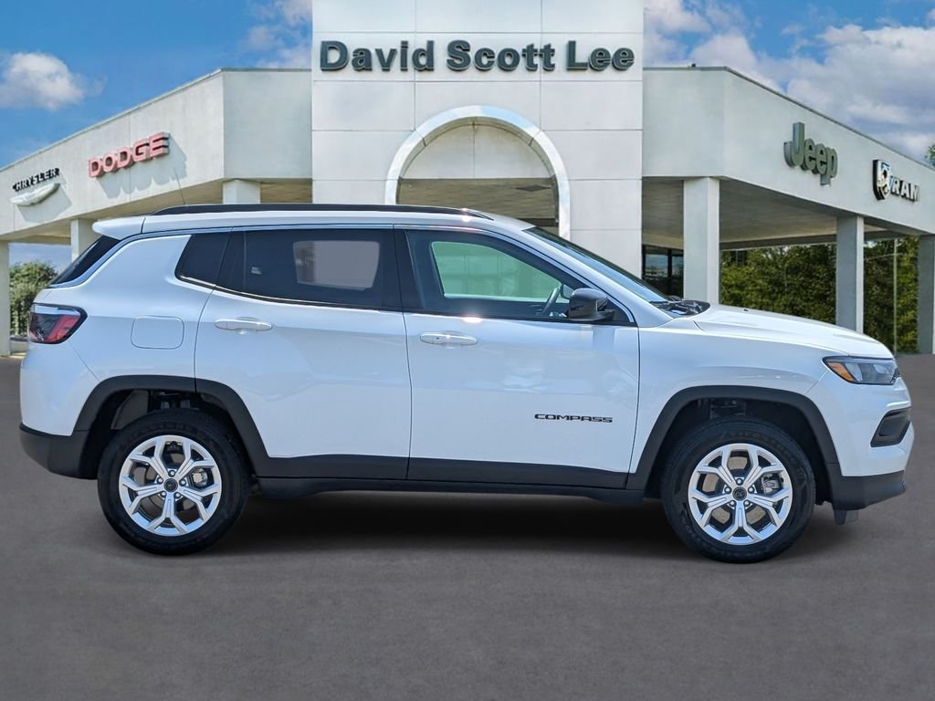 Used 2025 White Jeep Latitude image 5