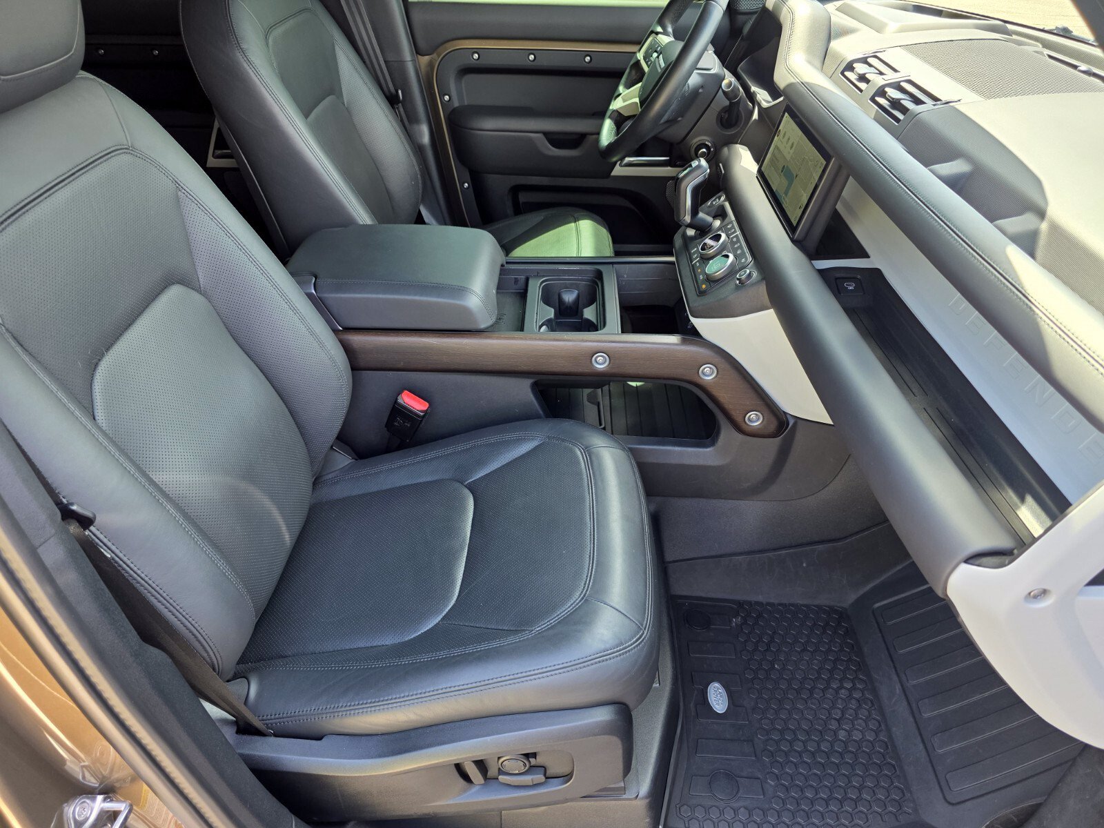 Certified Used 2024 Gondwana Stone Metallic Land Rover SE image 3
