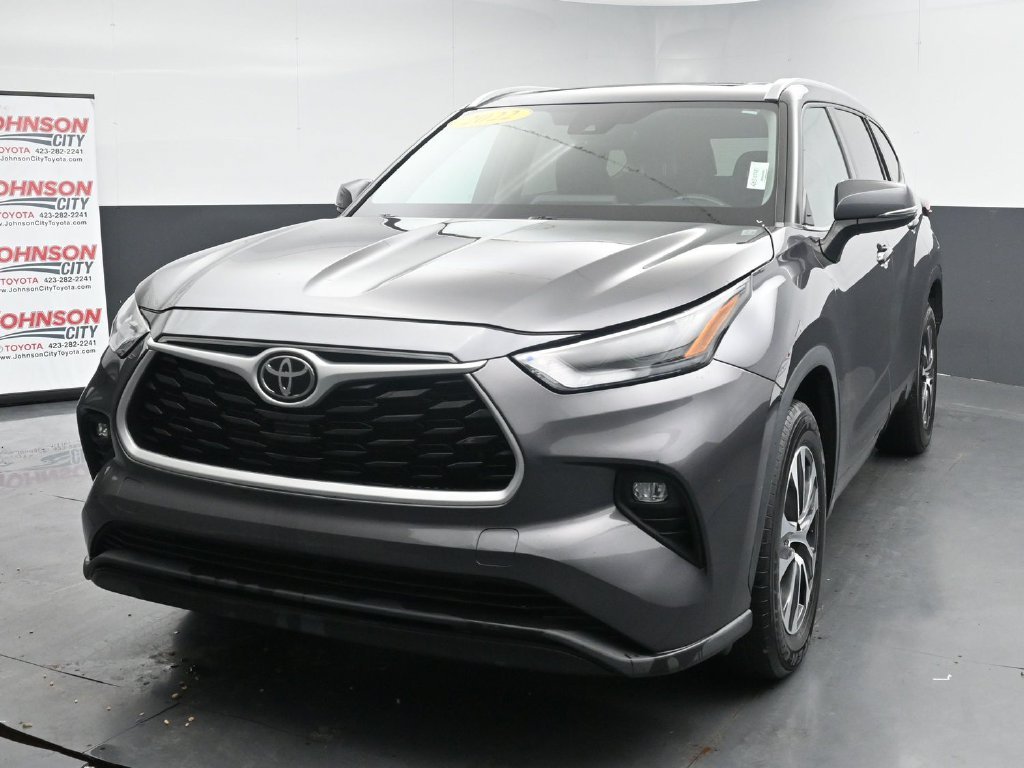 Used 2022 Gray Toyota XLE image 4